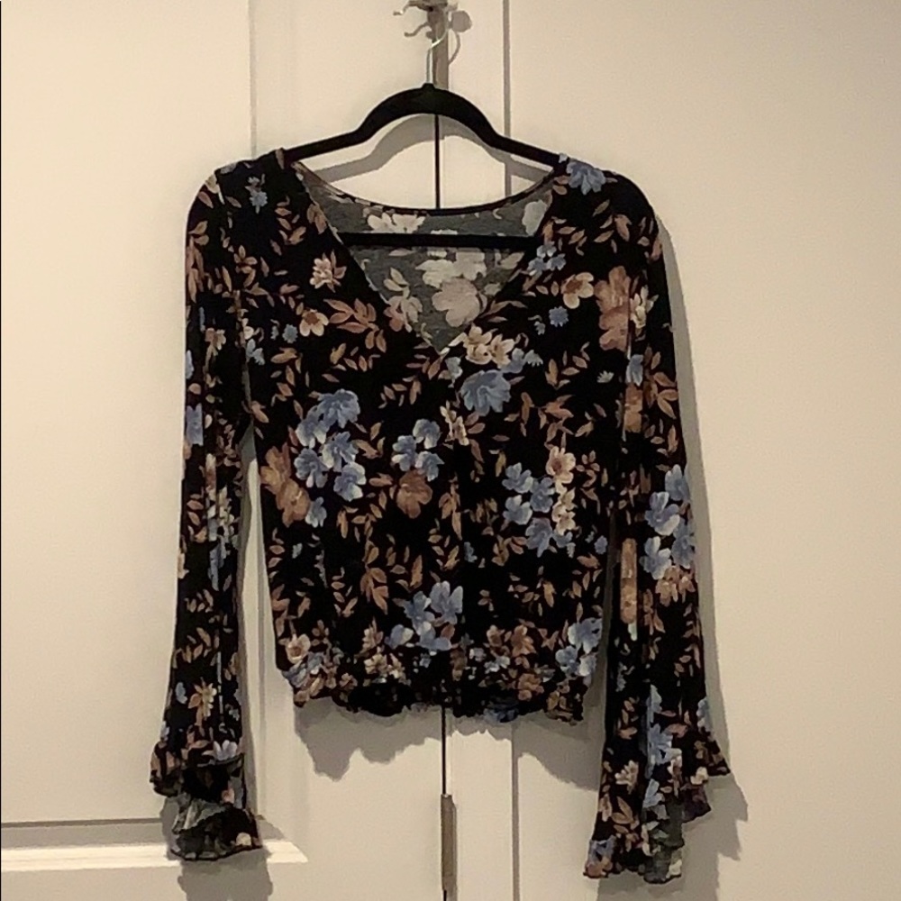 AE bell sleeve floral print. EUC. Size Small.